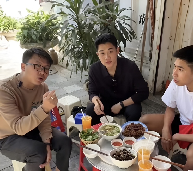 Trong lần đầu tiên được ăn thử ngan cháy tỏi, tiền đạo Đình Bắc của CLB Công An Hà Nội tấm tắc khen ngon.