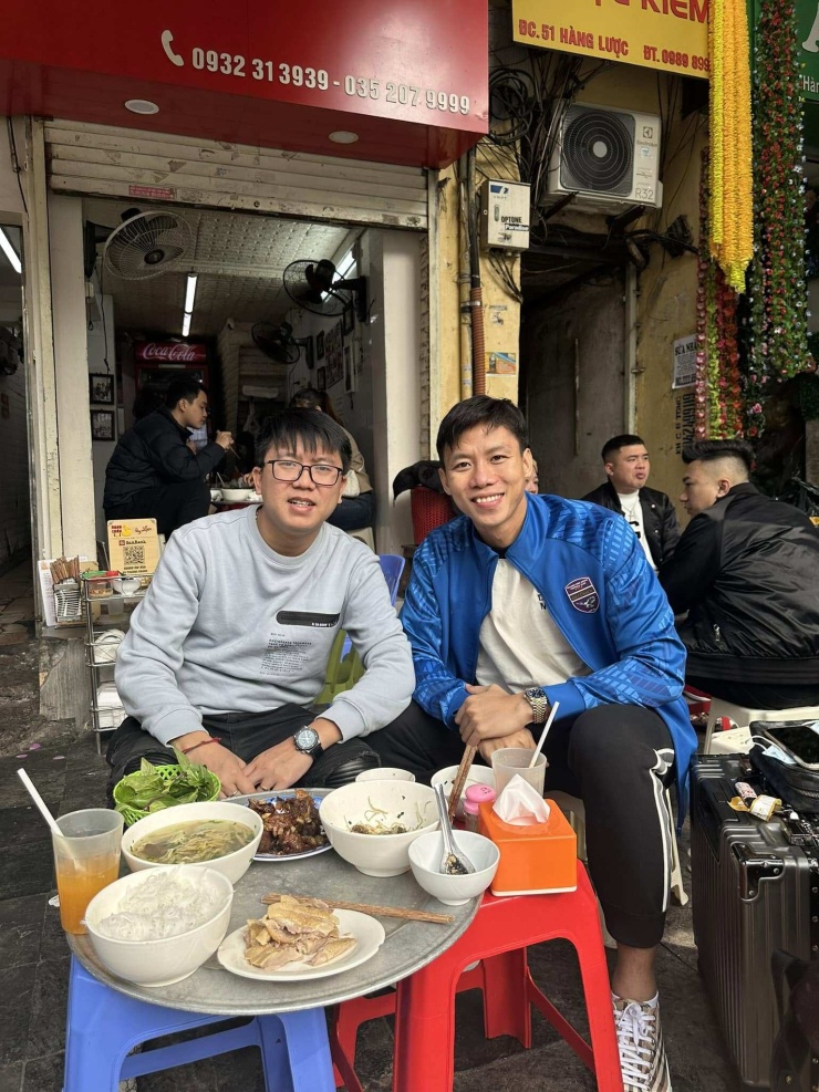 Tú Phạm (bên trái) là cháu của chủ quán, hiện phụ giúp công việc quản lý và có mối quan hệ thân thiết với nhiều cầu thủ Việt.