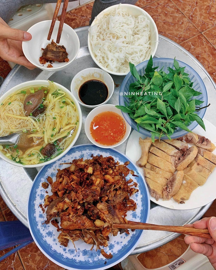 Theo các đánh giá được tổng hợp từ Google Reviews, ngan cháy tỏi Thủy Lương được thực khách đánh giá cao ở phần thịt ngan mềm, đậm vị, tỏi phi thơm giòn, bắt miệng. Ảnh: ninheating