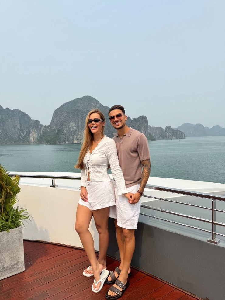 Đỗ Hoàng Hên và Lais Machado trong chuyến du lịch vịnh Hạ Long hồi tháng 4.