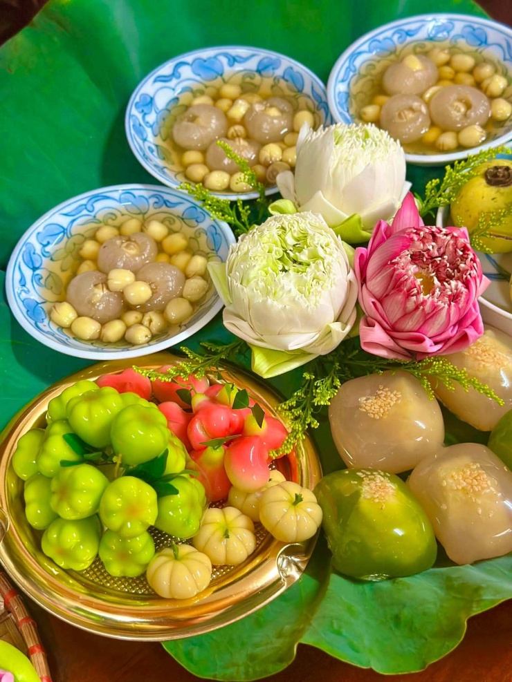 Thu Ngọc chuẩn bị mâm cúng lễ Vu Lan.