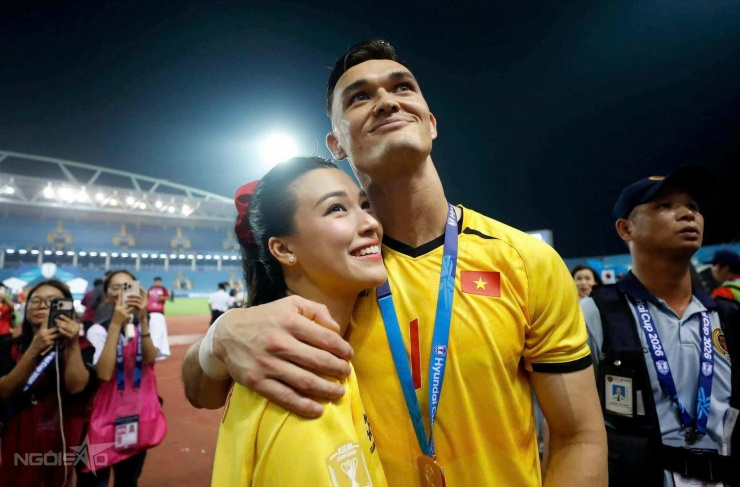 Thủ môn Lê Giang Patrik ôm MC Hoàng Oanh ăn mừng Việt Nam chiến thắng - 1