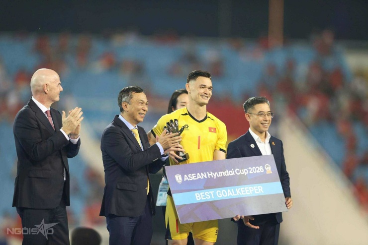 Thủ môn Lê Giang Patrik ôm MC Hoàng Oanh ăn mừng Việt Nam chiến thắng - 5