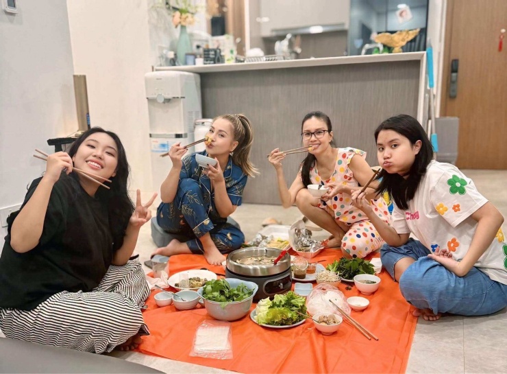 Ảnh sao 27/8: Tình trẻ đắm đuối nhìn Diệp Lâm Anh khoe vẻ gợi cảm - 8