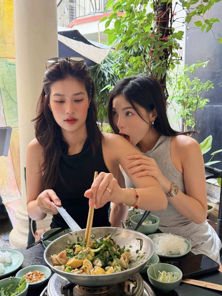 Ảnh sao 27/8: Tình trẻ đắm đuối nhìn Diệp Lâm Anh khoe vẻ gợi cảm - 10