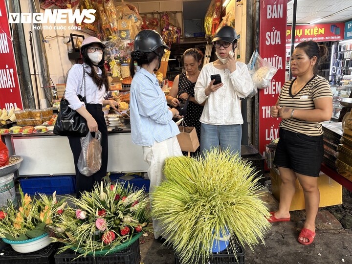 Đáng chú ý, giữa những mặt hàng quen thuộc, hoa cau non bất ngờ trở thành món đồ lễ được nhiều bà nội trợ săn tìm, dù giá không hề rẻ. Tại chợ Nghĩa Tân, những buồng hoa cau non được bó gọn thành từng phần nhỏ. Giá một buồng chỉ đủ cắm một lọ hoa lên tới 250.000 đồng, cao hơn nhiều so với các loại hoa tươi thông thường. Với những buồng có kích cỡ lớn hơn thì mức giá còn đắt hơn nữa, lên tới 300.000 - 400.000 đồng.