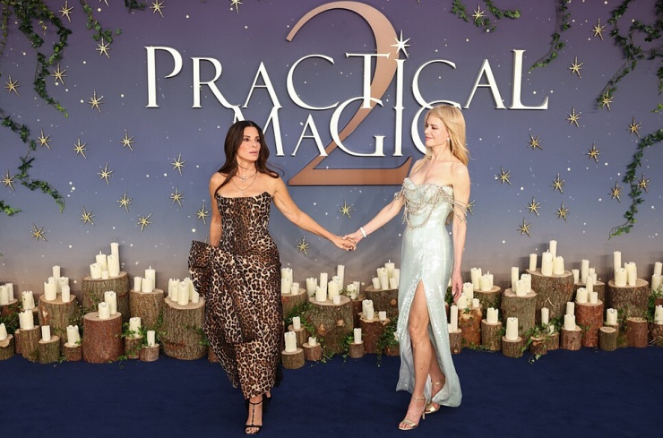 Sandra Bullock (trái) và Nicole Kidman trong buổi ra mắt phim. Ảnh: AP
