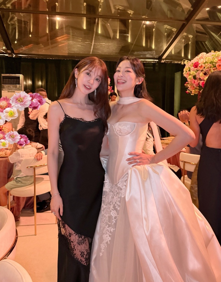 Yoon Eun Hye bị chê 'mặc váy như đồ ngủ' dự cưới - 1