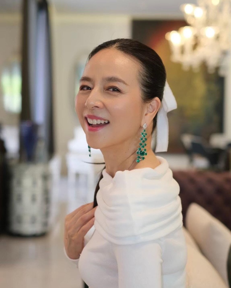 Thói quen buộc ruy băng tạo dấu ấn mái tóc của Madam Pang - 2