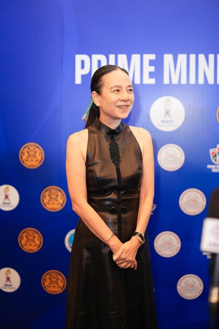 Thói quen buộc ruy băng tạo dấu ấn mái tóc của Madam Pang - 3