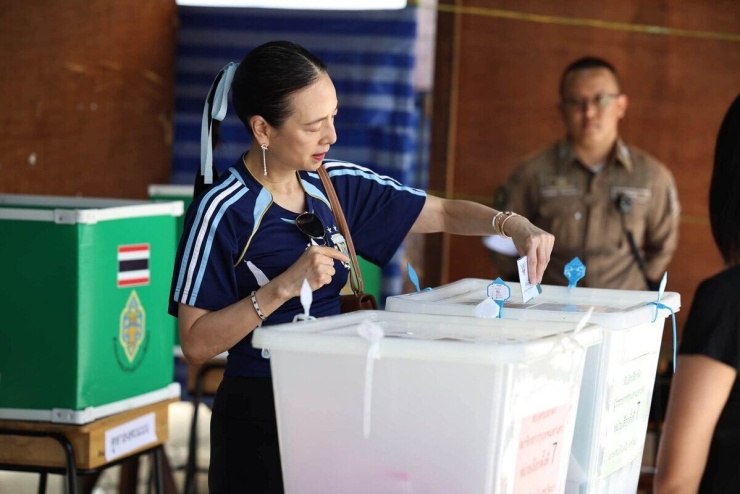 Thói quen buộc ruy băng tạo dấu ấn mái tóc của Madam Pang - 4