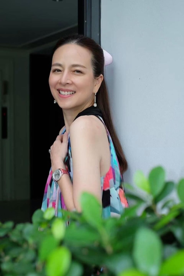 Thói quen buộc ruy băng tạo dấu ấn mái tóc của Madam Pang - 8