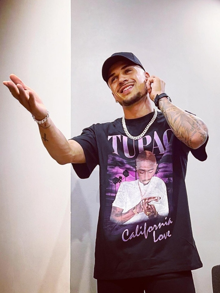 Hoàng Hên phá cách với phong cách hip hop. Anh phối áo thun in hình huyền thoại làng rap thế giới Tupac Shakur cùng mũ lưỡi trai, dây chuyền kim loại bản lớn, tạo vẻ bụi bặm.
