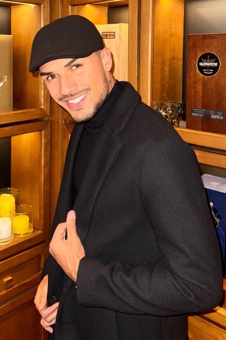 Tiền vệ đổi phong cách với "cây" đen gồm áo cổ lọ, blazer và mũ flat cap, mang đến vẻ lịch lãm, cổ điển hơn thường ngày.