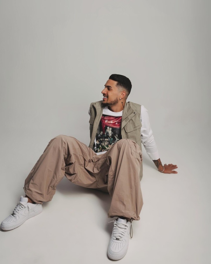 Phong cách utility streetwear - thời trang đường phố đề cao tính tiện dụng - là lựa chọn quen thuộc của Hoàng Hên. Đặc trưng của cách phối đồ này thường gồm áo nhiều túi, quần cargo ống rộng, sneakers.