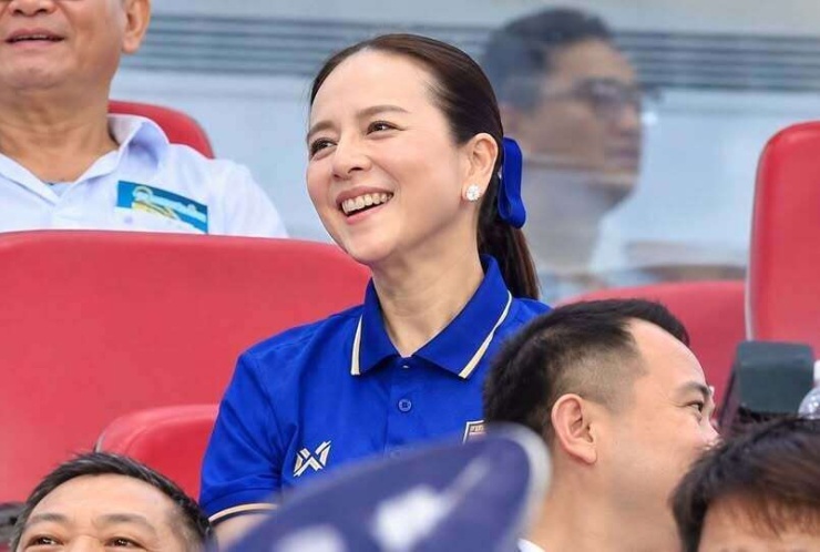 Madam Pang 'sáng bừng trên khán đài Mỹ Đình' dù mặc tối giản - 1