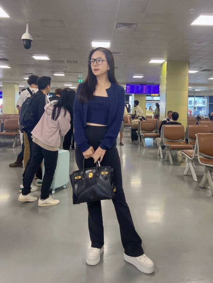 Madam Pang 'sáng bừng trên khán đài Mỹ Đình' dù mặc tối giản - 3