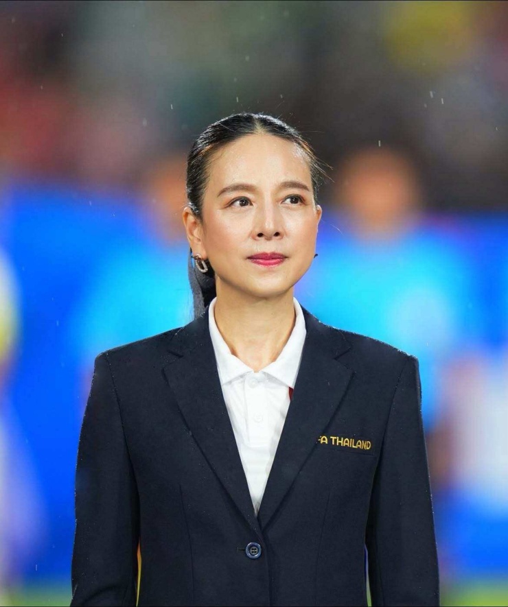 Madam Pang 'sáng bừng trên khán đài Mỹ Đình' dù mặc tối giản - 5