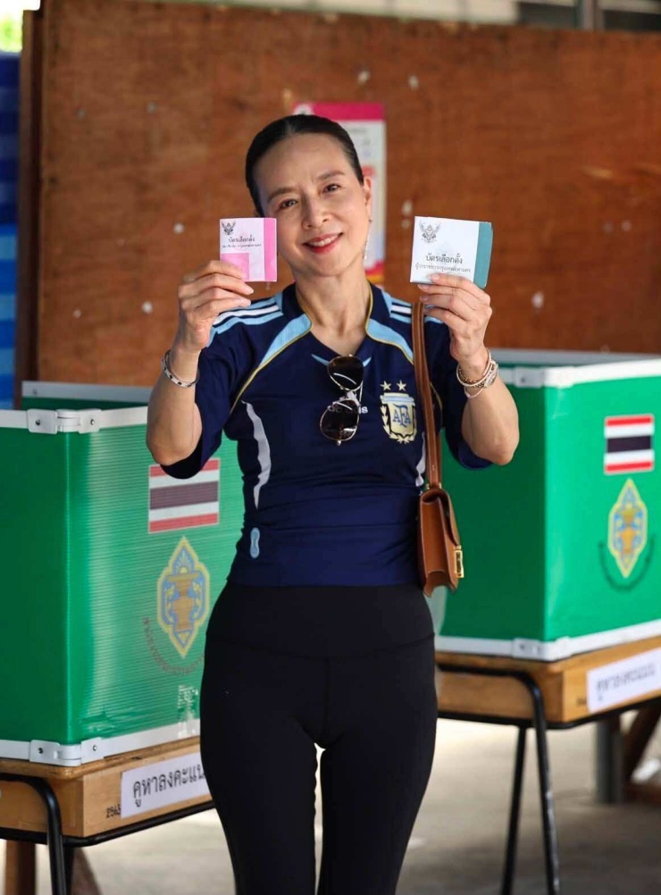 Madam Pang 'sáng bừng trên khán đài Mỹ Đình' dù mặc tối giản - 7