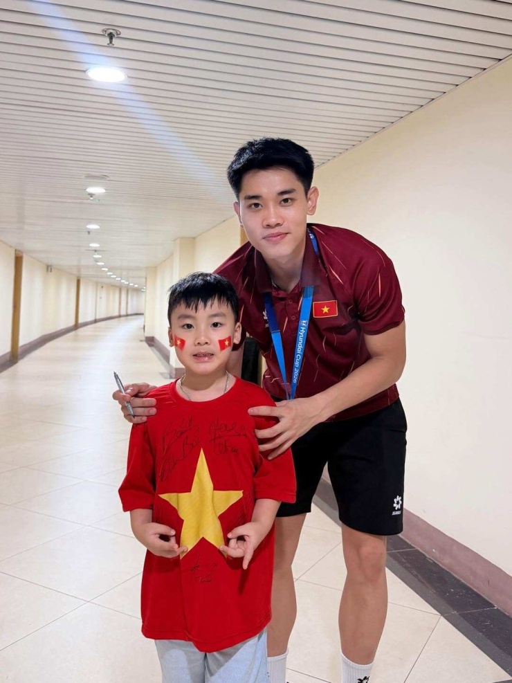 Bé Bo khi xin chữ ký cầu thủ Đình Bắc sau trận chung kết ASEAN Cup, đêm 26/8.