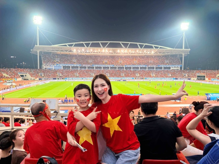 Hai mẹ con Hòa Minzy đều là fan cứng của đội tuyển Việt Nam.