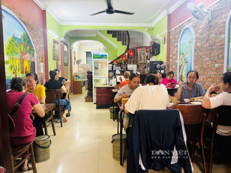Một quán chay tại Hà Nội kín khách mùa Vu Lan. Ảnh: Nhật Hà