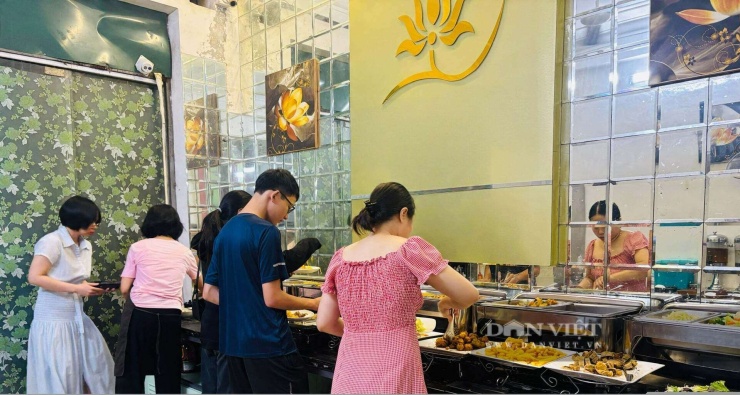 Khách ra vào liên tục để chọn đồ ăn chay. Ảnh: Nhật Hà