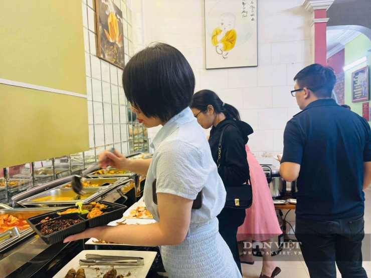 Độ tuổi của thực khách ăn chay dịp lễ Vu Lan khá đa dạng, từ người trung niên tới giới trẻ. Ảnh: Nhật Hà