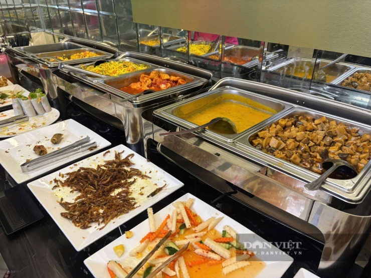 Do nhu cầu khách ăn chay tăng cao dịp Vu Lan, nên các đĩa thức ăn vơi nhanh. Ảnh: Nhật Hà