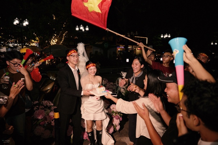Đại diện ekip cho biết khó nhất là vừa phải bắt được khoảnh khắc vừa đảm bảo an toàn cho cô dâu chú rể giữa dòng người và phương tiện. Ảnh: NVCC
