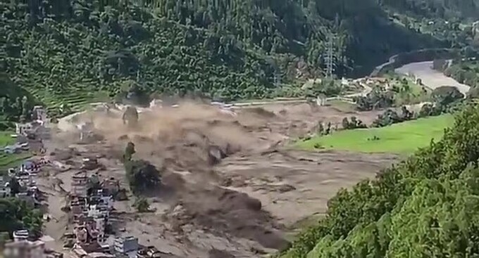 Dòng lũ càn quét ngôi làng ở Nepal với sức mạnh và tốc độ khủng khiếp. Ảnh: X