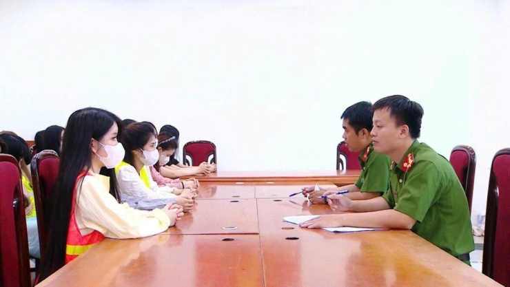 Các đối tượng tại cơ quan công an. (Ảnh: Công an cung cấp)