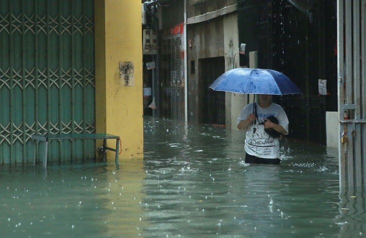Nhiều tuyến phố ở Hà Nội có nguy cơ ngập do mưa lớn. Ảnh: Tuấn Anh