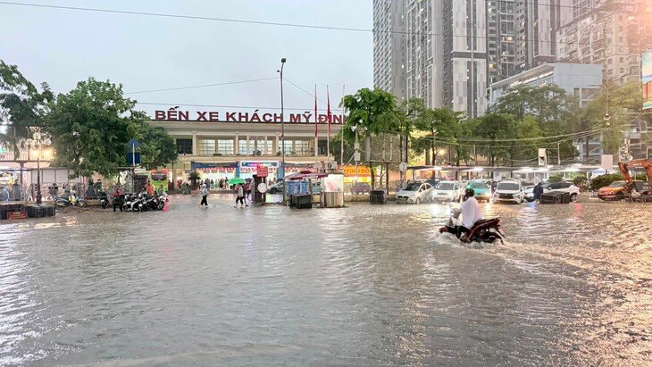 Ngập trước cửa bến xe khách Mỹ Đình. Ảnh: Nguyễn Tiến Đạt