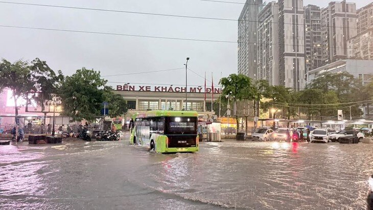 Nhiều phương tiện không thể di chuyển trước bến xe khách Mỹ Đình. Ảnh: Nguyễn Tiến Đạt.