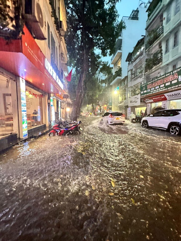 Phố Lý Nam Đế ngập nặng. Ảnh: Khoa Đào