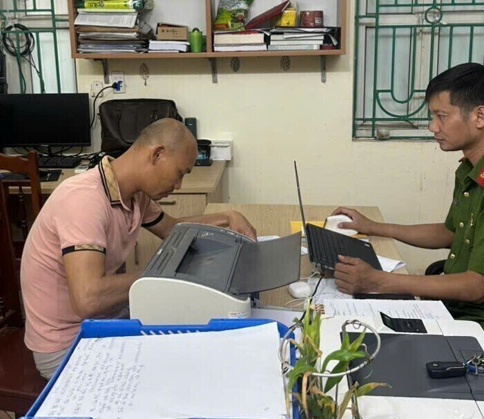 Trần Văn Tuân tại Cơ quan Công an xã Tiên Lữ. (Ảnh: Công an Hưng Yên)