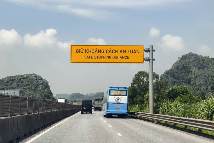 Dọc tuyến cao tốc Pháp Vân - Cầu Giẽ - Cao Bồ - Mai Sơn - QL45 - Nghi Sơn, tình trạng phương tiện không giữ khoảng cách an toàn với xe chạy liền trước vẫn diễn ra khá phổ biến. (Ảnh Cục CSGT)