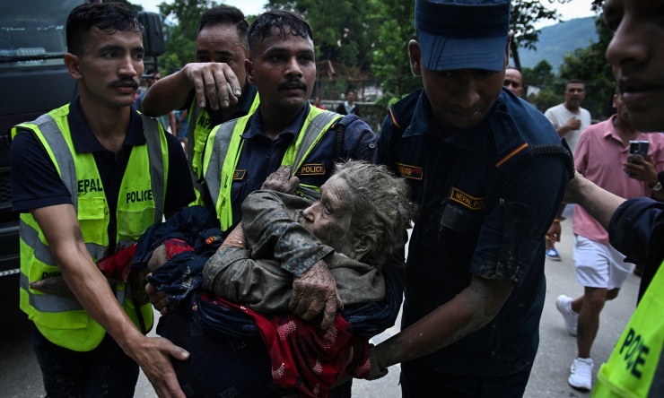 Một nạn nhân lũ quét ở làng Devghat, huyện Nuwakot, Nepal, được giải cứu hôm 26/8. Ảnh: AFP