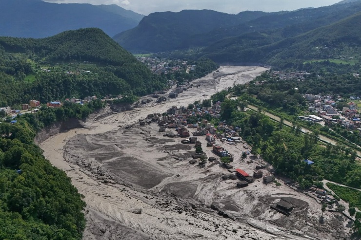 Những ngôi nhà bị thiệt hại cạnh sông Trishuli, huyện Nuwakot, Nepal sau trận lũ quét hôm 26/8. Ảnh: AP