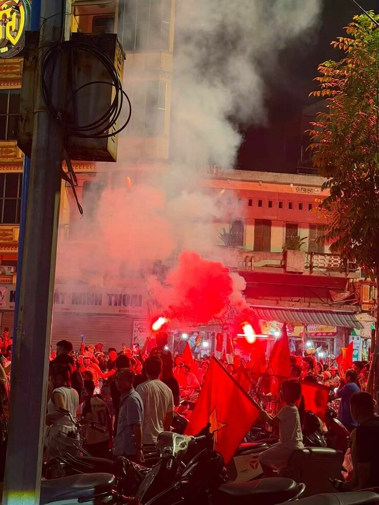 Triệu fan Việt Nam "đi bão" ăn mừng vô địch AFF Cup, cả nước tưng bừng mở hội - 2
