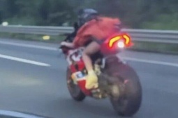 Dân mạng sững sờ với clip cô gái vừa phóng Ducati 220Km/h vừa dùng điện thoại