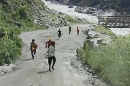 Video chạy thoát tử thần khi lũ quét như tận thế chôn vùi làng mạc Nepal