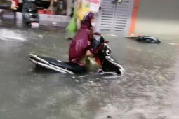 Hình ảnh các tuyến phố Hà Nội ngập nặng đúng giờ tan tầm