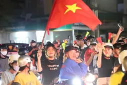 Cần Thơ rợp cờ hoa ăn mừng chiến thắng