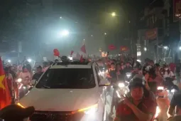 Người Hải Phòng đốt pháo sáng rực phố ăn mừng chiến thắng