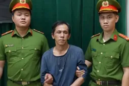 Đập tủ kính cướp vàng giữa ban ngày ở TPHCM