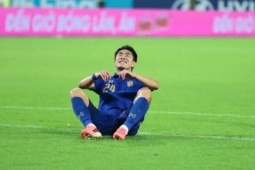 CĐV Thái Lan “khủng bố” 2 cầu thủ đá phản lưới nhà trước ĐT Việt Nam