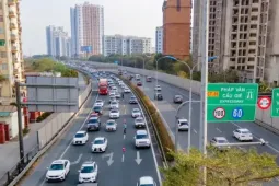 Xử phạt lỗi không giữ khoảng cách trên cao tốc: Đi cách bao nhiêu mét thì đúng luật?