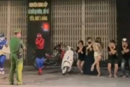 Nhóm thiếu niên ‘đi bão' không đội mũ bảo hiểm, cảnh sát phạt 'thụt dầu' tại chỗ